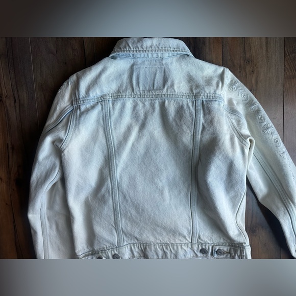 Levi’s Light Wash Embroidered Denim Jacket Floral Sleeve Detail Size M - Picture 8 of 8